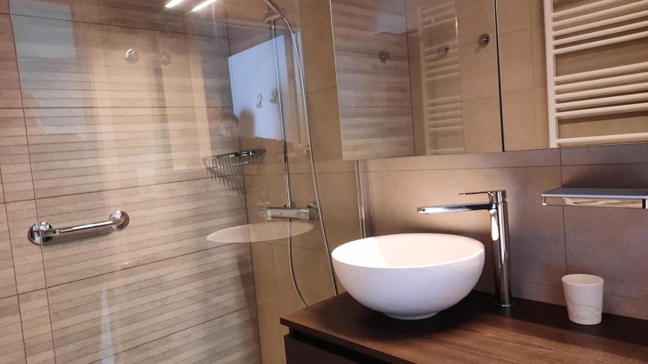 Zonnig En Gezellig Appartement Met Zijdelings Zeezicht En Zwembad In Koksijde Dış mekan fotoğraf