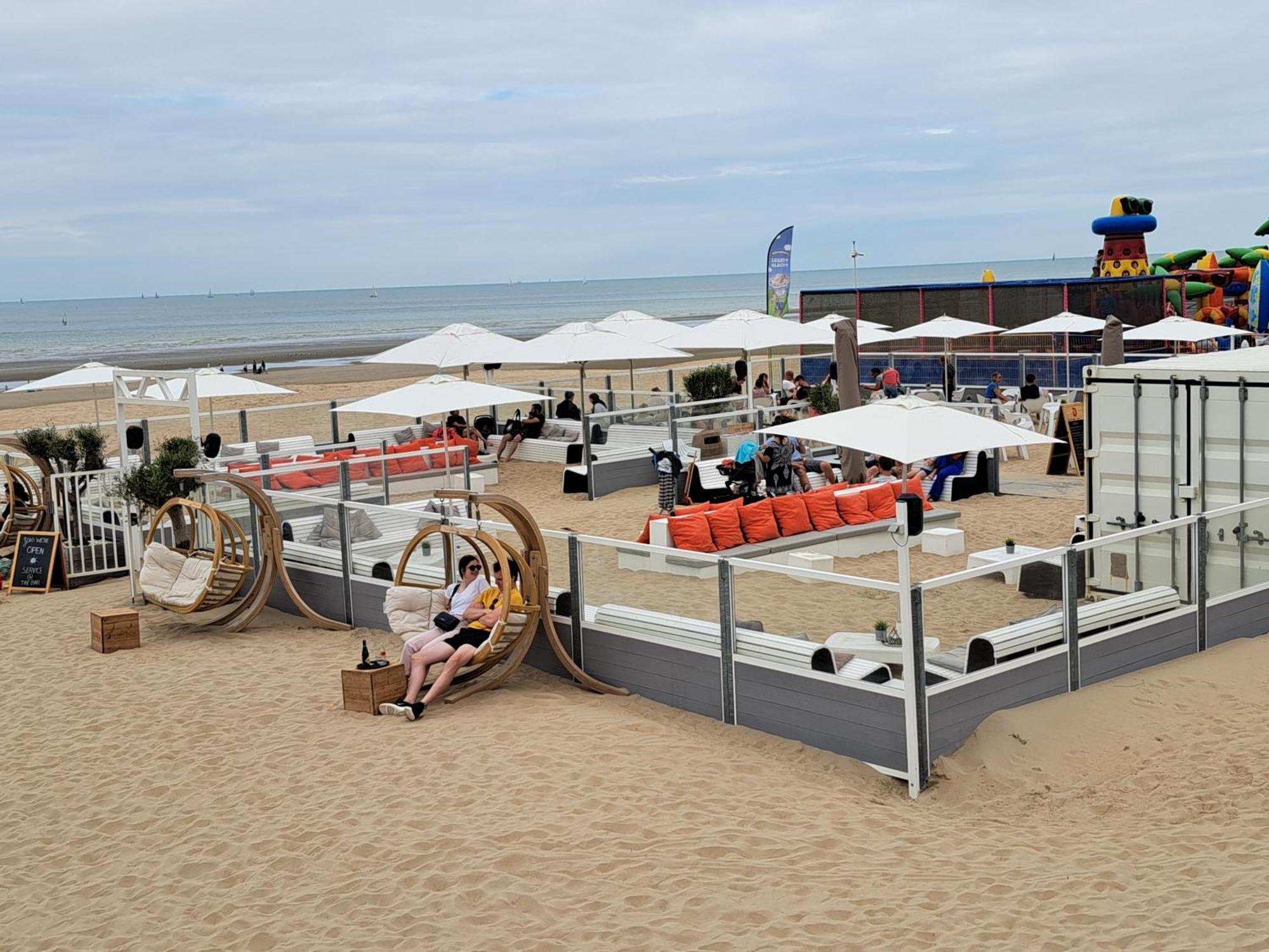 Zonnig En Gezellig Appartement Met Zijdelings Zeezicht En Zwembad In Koksijde Dış mekan fotoğraf